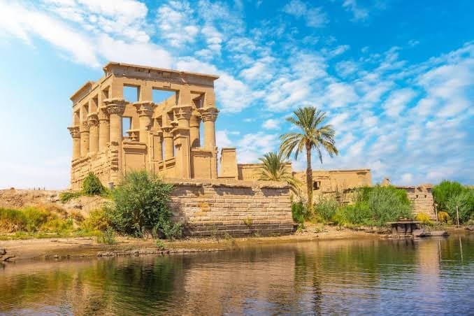 Trajánův kiosk v chrámu Philae na Nilu u Asuánu, jeden ze dvou výletů k Nilu z Marsa Alam
