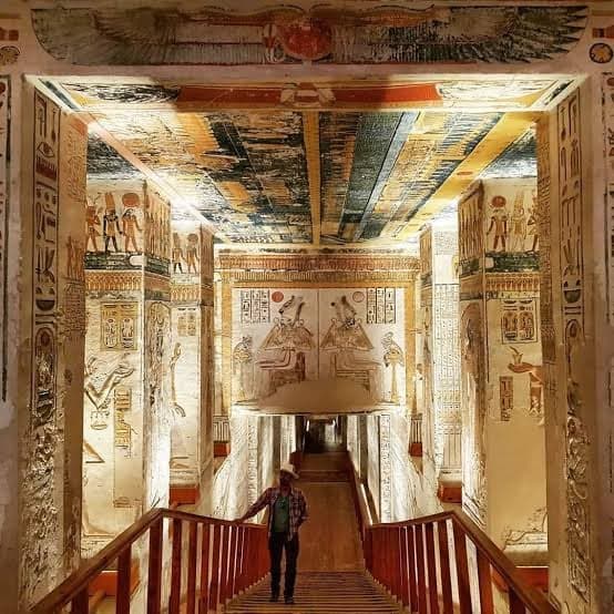 Malované hieroglyfy a pilíře v královské hrobce v Luxoru, motivy, které zdobí mnoho egyptských suvenýrů