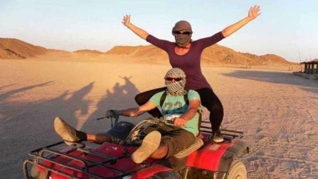 Dva jezdci s pouštními šátky na čtyřkolce: lehký šátek se na výlety do pouště v Marsa Alam vyplatí přibalit